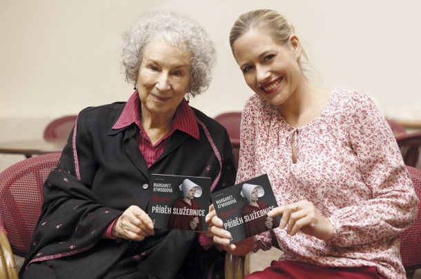 Margaret_Atwoodova_a_Zuzana_Kajnarova_foto_OneHotBook